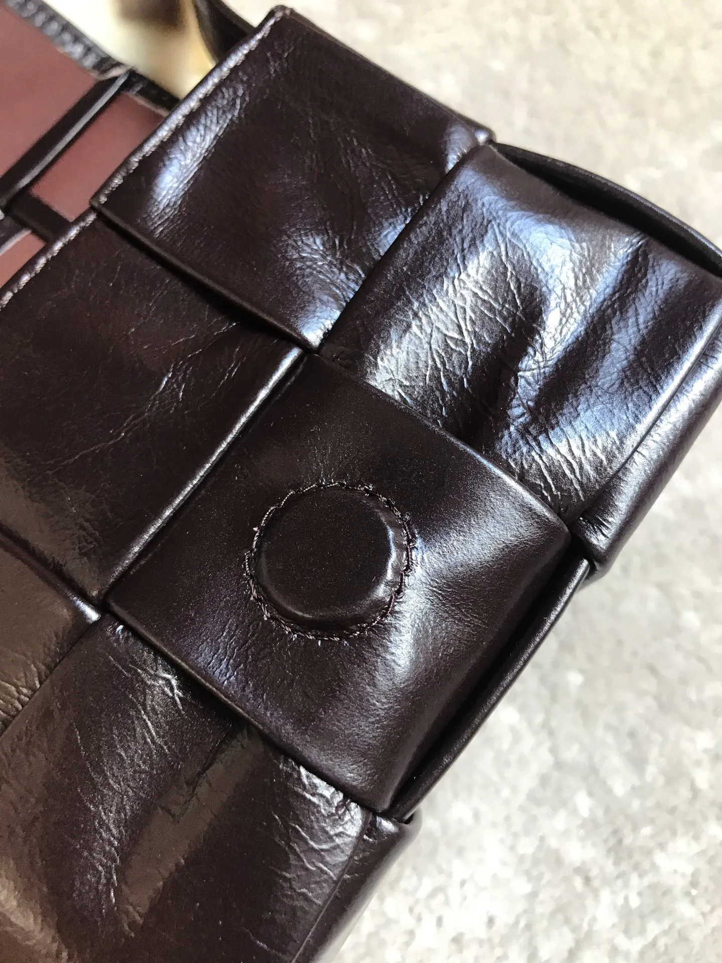 𝗕𝗼𝘁𝘁𝗲𝗴𝗮 𝗩𝗲𝗻𝗲𝘁𝗮———— New product𝗺𝗶𝗻𝗶 𝗰𝗮𝘀𝘀𝗲𝘁𝘁𝗲‼ ️ A super cute one 𝒎𝒊𝒏𝒊 𝒄𝒂𝒔𝒔𝒆𝒕𝒕𝒆, a must-have for delicate girls. It’s the same height as lipstick. Although it can’t fit a mobile phone, it can fit all my cuteness and lipstick ❗️ We only make the highest end in the market, welcome to compare Size: 12*8*4cm.         Model: 6813
